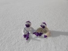 Im Schnee sitzen und die Sonne genie&szlig;en