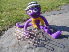 Und an der kleinen Öse kann man es aufhängen und sogar fliegen lassen.