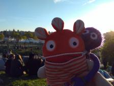 Biff kann drei Bühnen gleichzeitig lauschen!