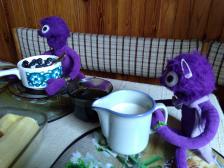 Noch Milch in den Kaffee, Knut? Aber gerne, Minnie!