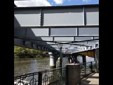 Unter den Br&uuml;ckenverst&auml;rkungen