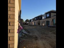 So spannend! Ein Bagger im Hintergrund